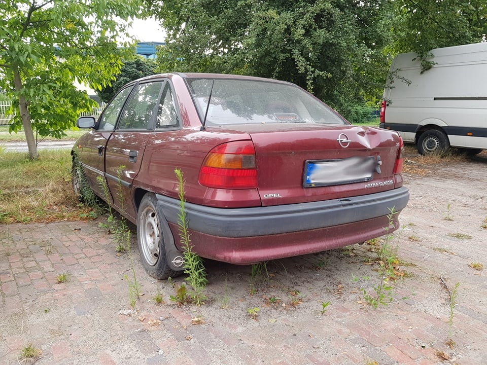 Ktoś zwozi uszkodzone auta na parking przy ul. Inżynierskiej. Powstało wrakowisko (zdjęcia)