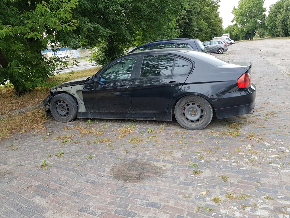 Ktoś zwozi uszkodzone auta na parking przy ul. Inżynierskiej. Powstało wrakowisko (zdjęcia)