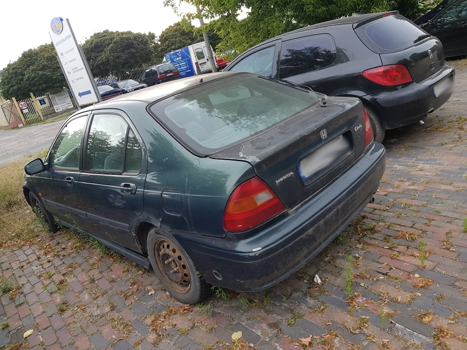 Ktoś zwozi uszkodzone auta na parking przy ul. Inżynierskiej. Powstało wrakowisko (zdjęcia)