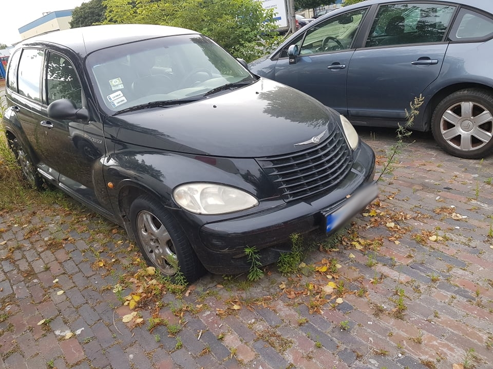 Ktoś zwozi uszkodzone auta na parking przy ul. Inżynierskiej. Powstało wrakowisko (zdjęcia)