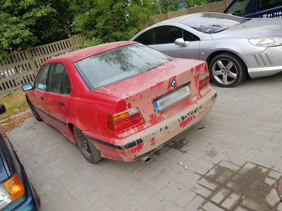 Ktoś zwozi uszkodzone auta na parking przy ul. Inżynierskiej. Powstało wrakowisko (zdjęcia)