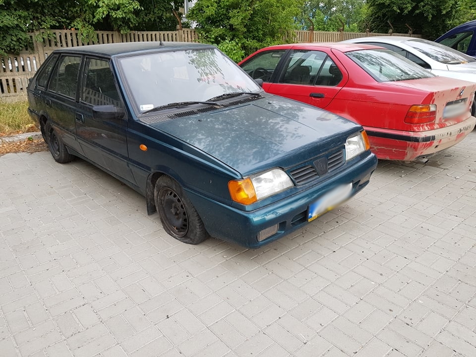 Ktoś zwozi uszkodzone auta na parking przy ul. Inżynierskiej. Powstało wrakowisko (zdjęcia)