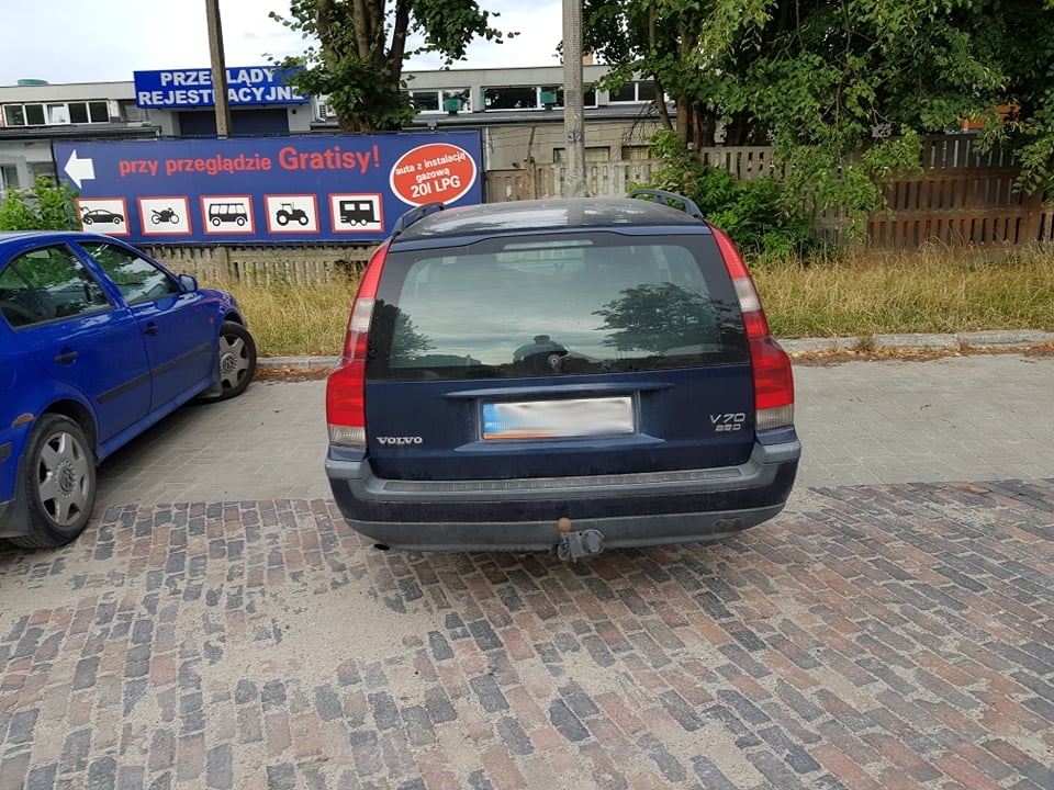 Ktoś zwozi uszkodzone auta na parking przy ul. Inżynierskiej. Powstało wrakowisko (zdjęcia)