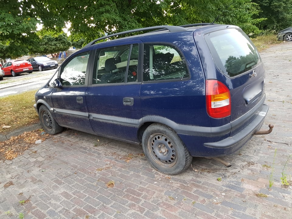 Ktoś zwozi uszkodzone auta na parking przy ul. Inżynierskiej. Powstało wrakowisko (zdjęcia)