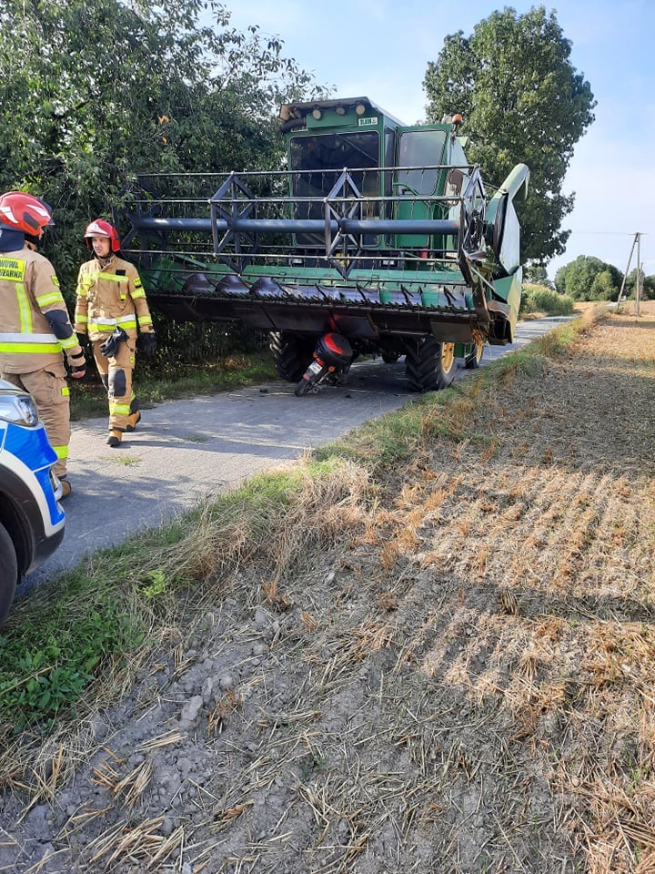 Wjechał motocyklem pod heder kombajnu. Mężczyzna trafił do szpitala (zdjęcia)