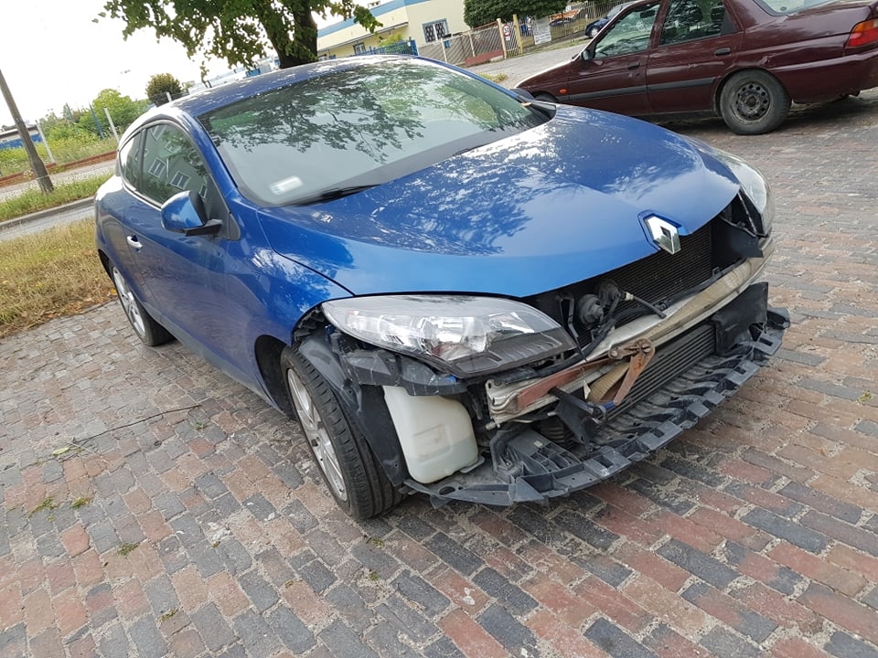 Ktoś zwozi uszkodzone auta na parking przy ul. Inżynierskiej. Powstało wrakowisko (zdjęcia)