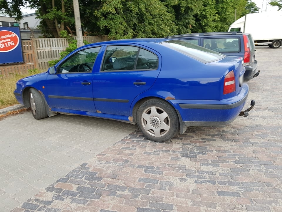 Ktoś zwozi uszkodzone auta na parking przy ul. Inżynierskiej. Powstało wrakowisko (zdjęcia)