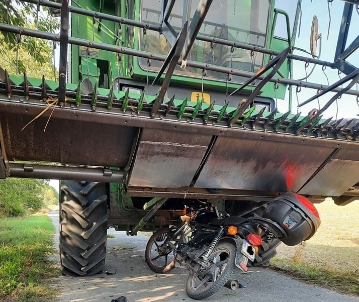 Motocyklista, który wjechał w kombajn, był pijany. Maszyna w tym czasie stała na drodze (zdjęcia)