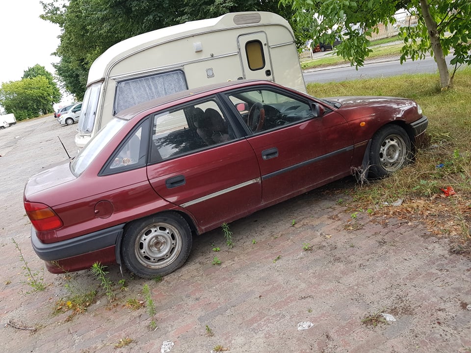 Ktoś zwozi uszkodzone auta na parking przy ul. Inżynierskiej. Powstało wrakowisko (zdjęcia)