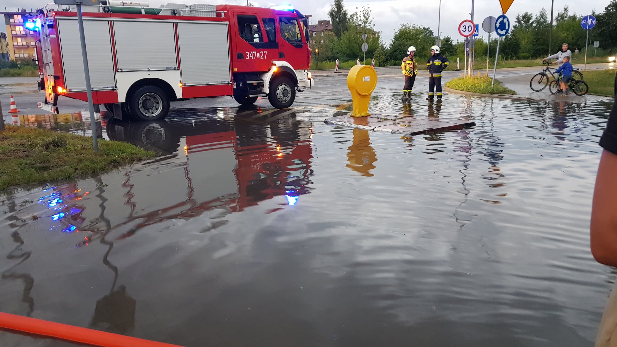 Gwałtowne burze i ulewy dały się we znaki mieszkańcom. Pracowity weekend strażaków (zdjęcia)