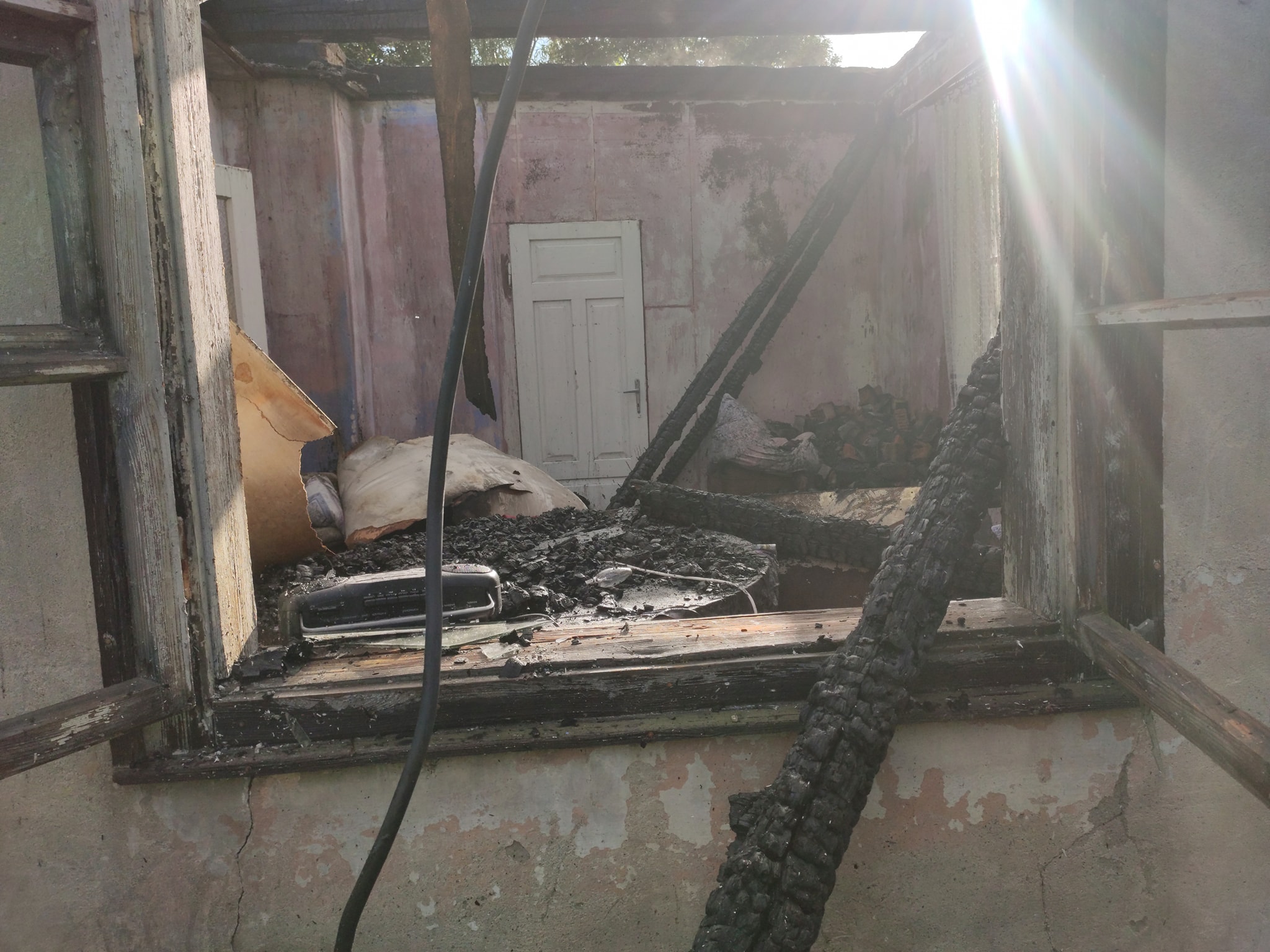 Strażacy walczyli z pożarem drewnianego domu. Budynek niemal doszczętnie spłonął (zdjęcia)