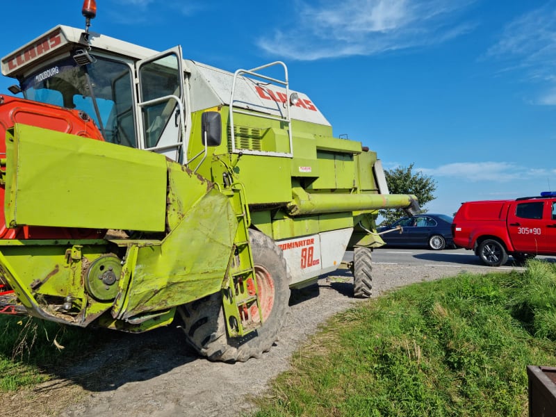 Dwie osoby ranne po zderzeniu toyoty z kombajnem (zdjęcia)