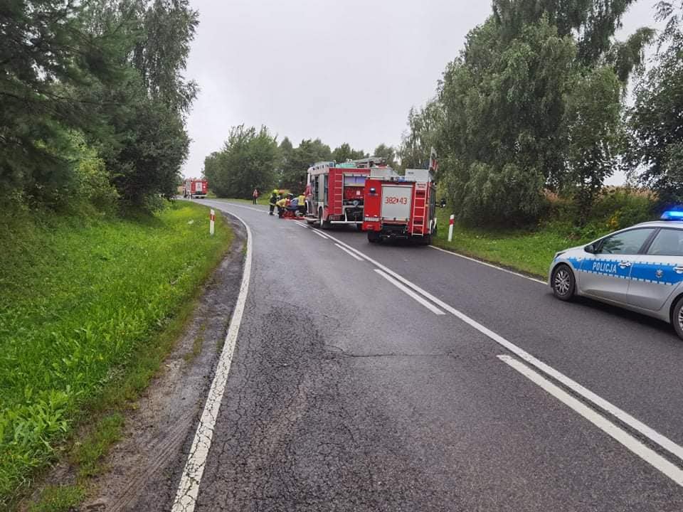 Cztery osoby poszkodowane po wypadku na trasie Janów Lubelski – Zamość. Droga jest zablokowana (zdjęcia)