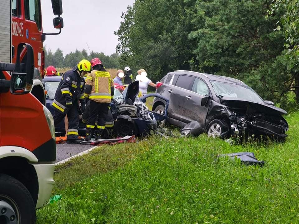 Cztery osoby poszkodowane po wypadku na trasie Janów Lubelski – Zamość. Droga jest zablokowana (zdjęcia)