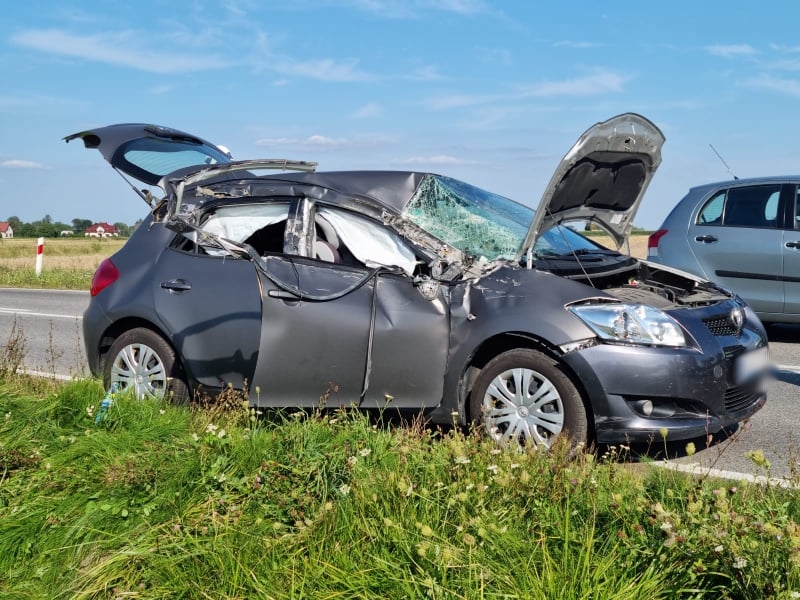 Dwie osoby ranne po zderzeniu toyoty z kombajnem (zdjęcia)