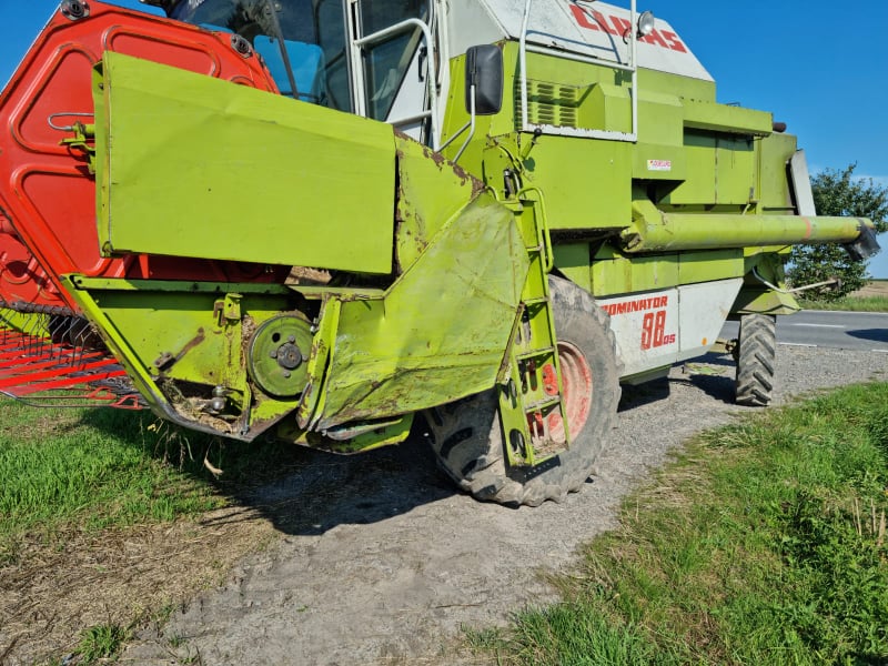 Dwie osoby ranne po zderzeniu toyoty z kombajnem (zdjęcia)