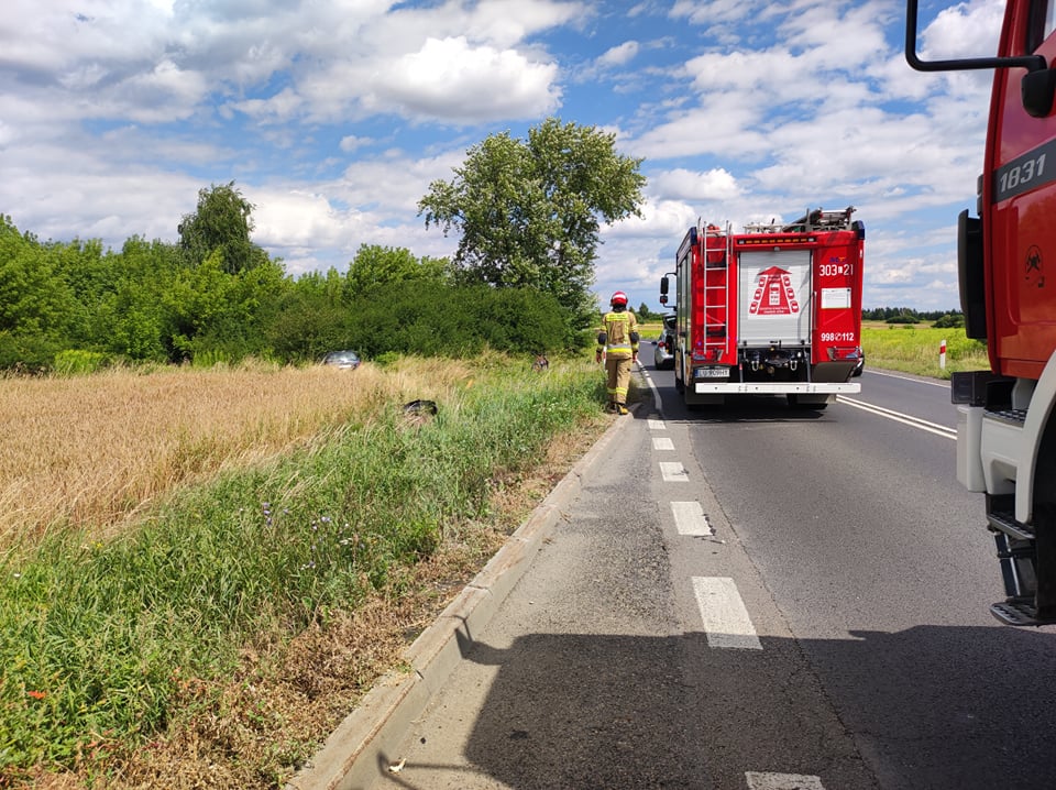 Zderzenie dwóch pojazdów na trasie Lublin – Łęczna. Jedna osoba trafiła do szpitala (zdjęcia)