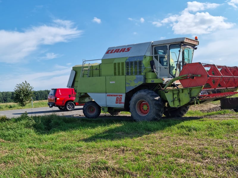 Dwie osoby ranne po zderzeniu toyoty z kombajnem (zdjęcia)