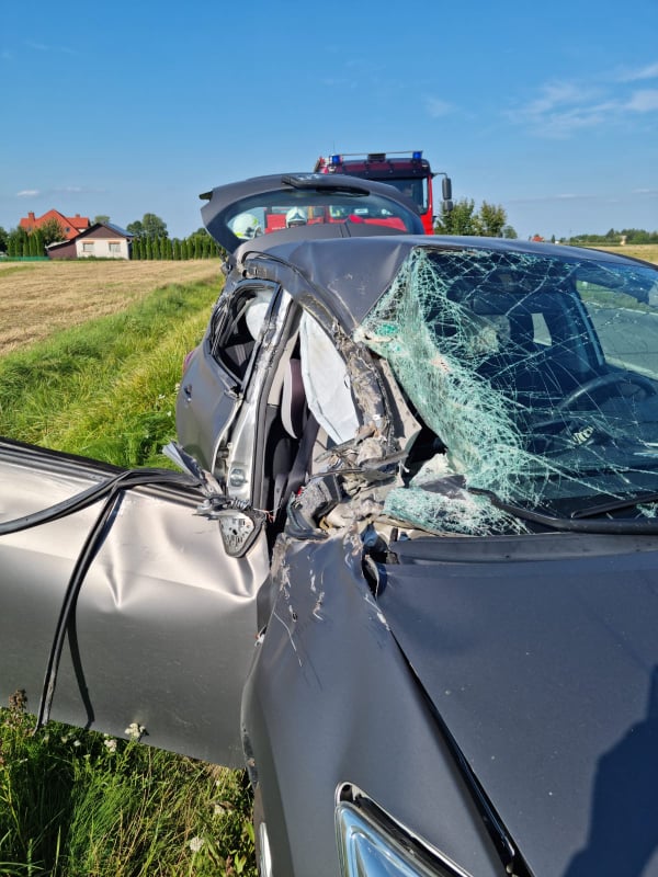 Dwie osoby ranne po zderzeniu toyoty z kombajnem (zdjęcia)