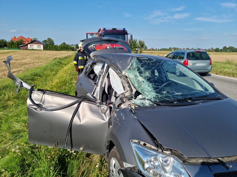 Dwie osoby ranne po zderzeniu toyoty z kombajnem (zdjęcia)