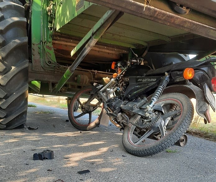 Wjechał motocyklem pod heder kombajnu. Mężczyzna trafił do szpitala (zdjęcia)