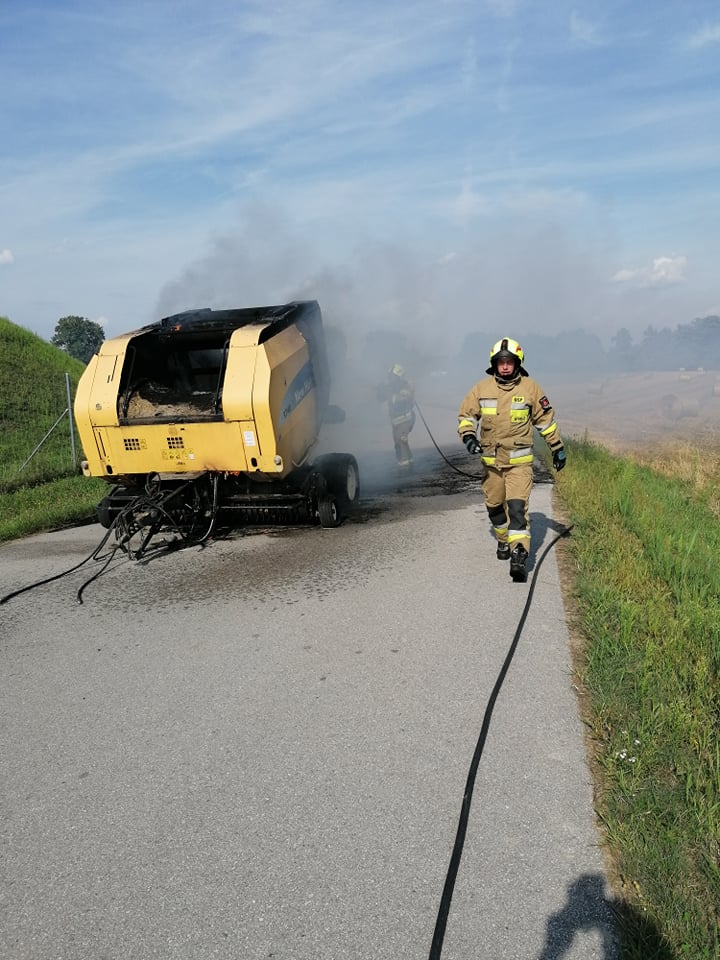 Strażacy gasili pożar maszyny rolniczej (zdjęcia)