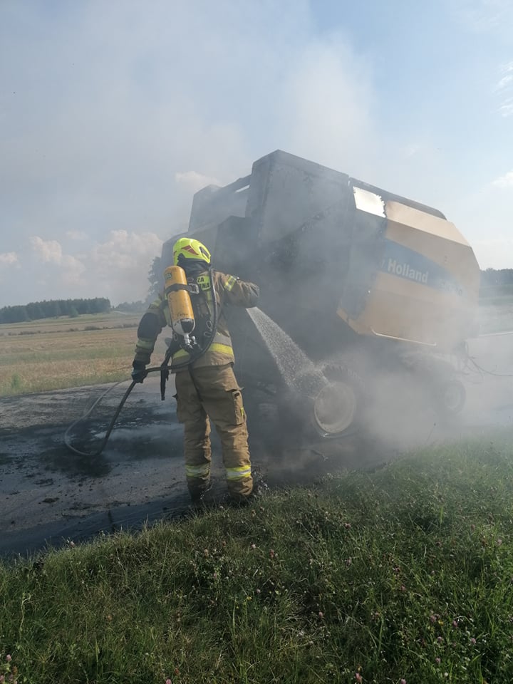 Strażacy gasili pożar maszyny rolniczej (zdjęcia)