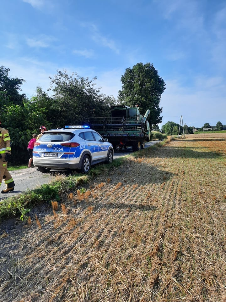 Motocyklista, który wjechał w kombajn, był pijany. Maszyna w tym czasie stała na drodze (zdjęcia)