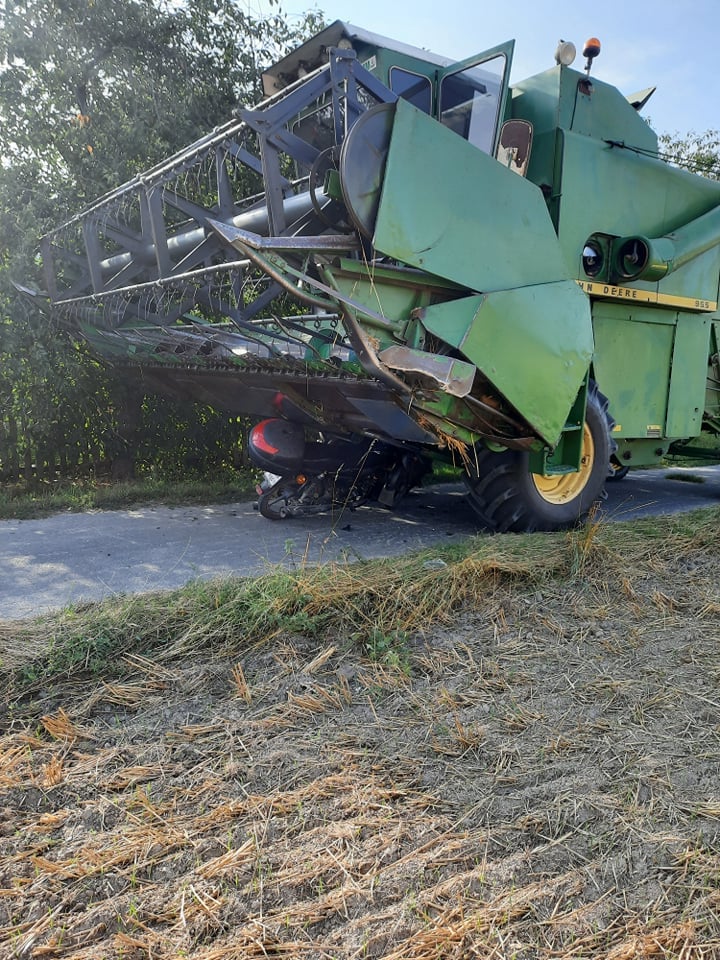 Wjechał motocyklem pod heder kombajnu. Mężczyzna trafił do szpitala (zdjęcia)