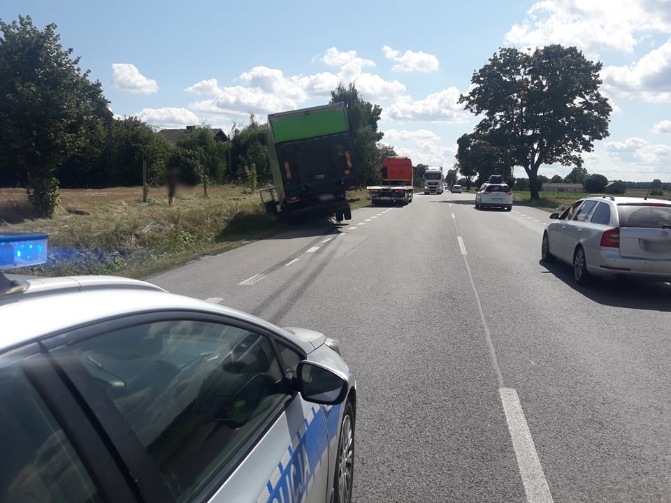 Po zderzeniu ciężarówki z osobówką utrudnienia w ruchu na trasie Lublin – Kraśnik (zdjęcia)