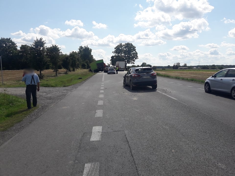 Po zderzeniu ciężarówki z osobówką utrudnienia w ruchu na trasie Lublin – Kraśnik (zdjęcia)