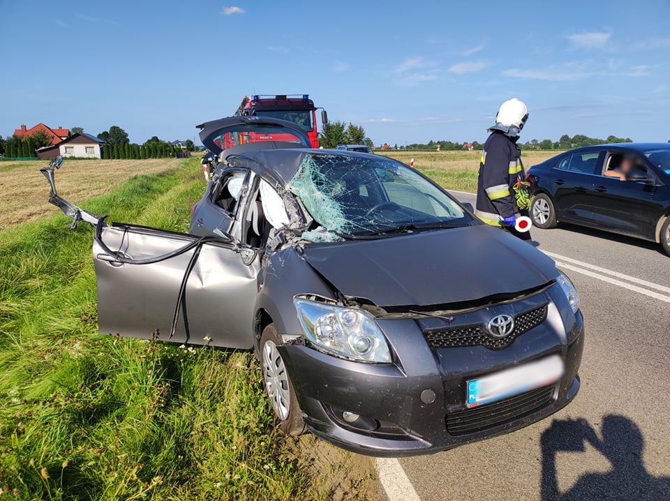 Dwie osoby ranne po zderzeniu toyoty z kombajnem (zdjęcia)