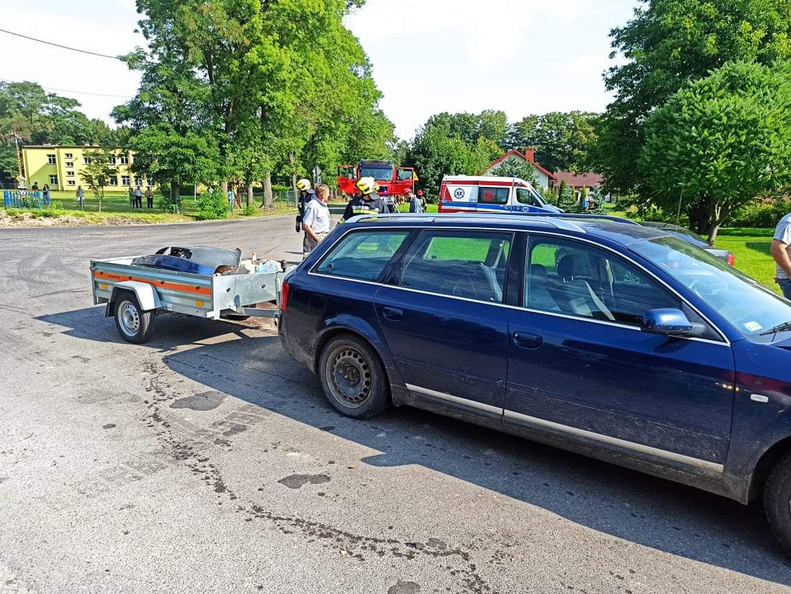 Zderzenie dwóch pojazdów na skrzyżowaniu, jedna osoba trafiła do szpitala (zdjęcia)