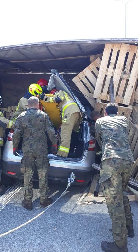 Żołnierze z 19 Lubelskiej Brygady Zmechanizowanej ruszyli na pomoc poszkodowanym w wypadku (zdjęcia)