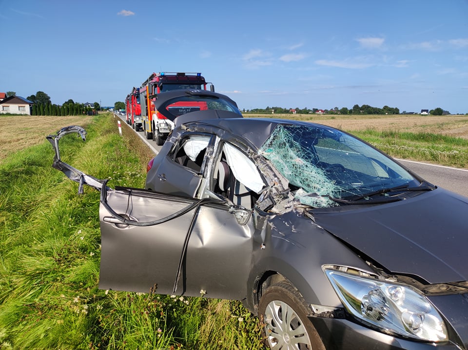 Dwie osoby ranne po zderzeniu toyoty z kombajnem (zdjęcia)