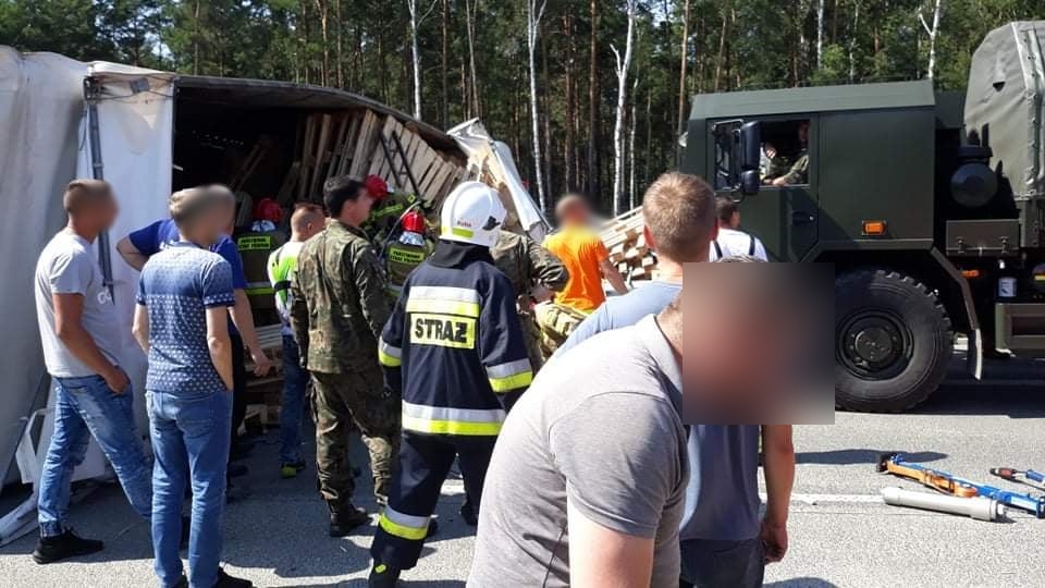 Żołnierze z 19 Lubelskiej Brygady Zmechanizowanej ruszyli na pomoc poszkodowanym w wypadku (zdjęcia)