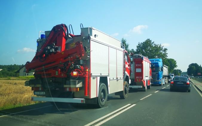 Zderzenie trzech pojazdów na trasie Łęczna – Lublin. Jedna osoba trafiła do szpitala (zdjęcia)