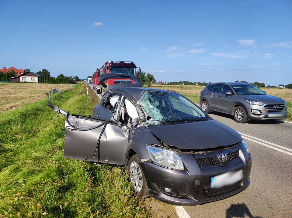 Dwie osoby ranne po zderzeniu toyoty z kombajnem (zdjęcia)