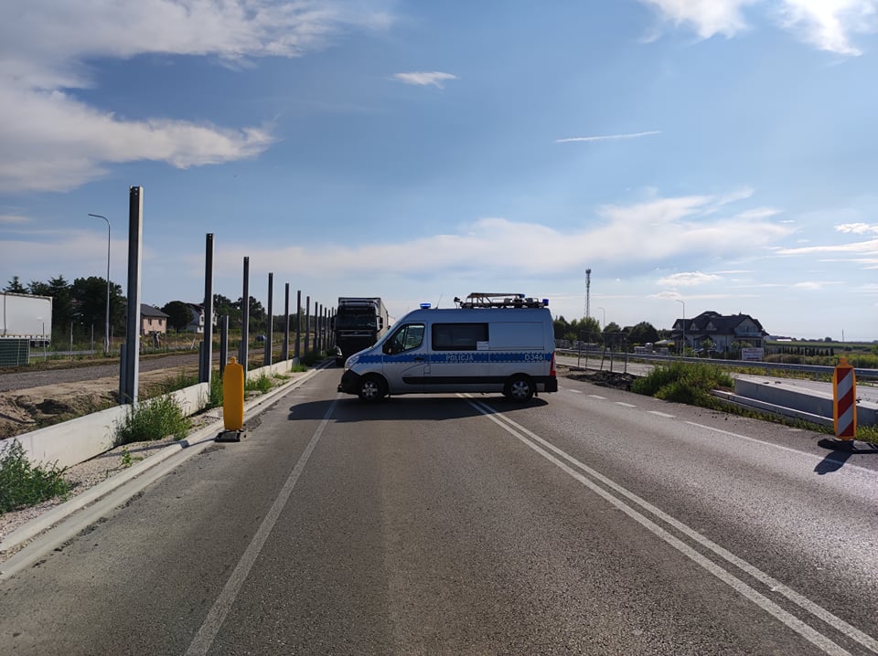 Zderzenie czterech pojazdów na trasie Lublin – Kraśnik. Droga krajowa nr 19 zablokowana (zdjęcia)