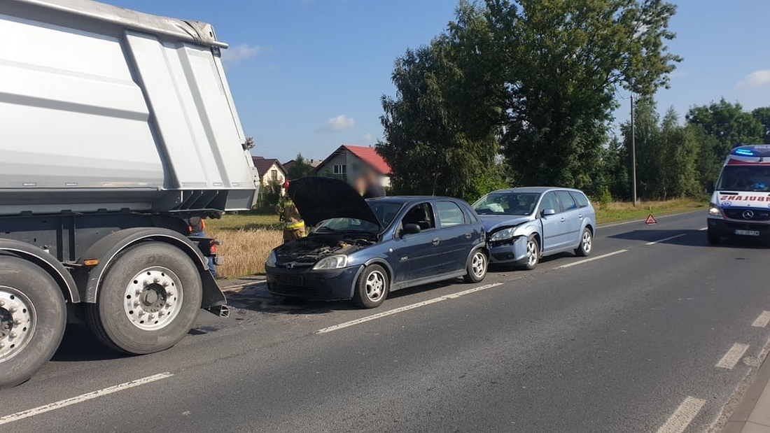 Zderzenie trzech pojazdów na trasie Łęczna – Lublin. Jedna osoba trafiła do szpitala (zdjęcia)