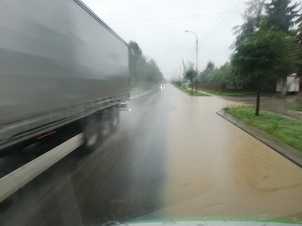 Trudne warunki do jazdy na drogach. Woda na krajowej 19, dwie blokady rolników (zdjęcia, wideo)