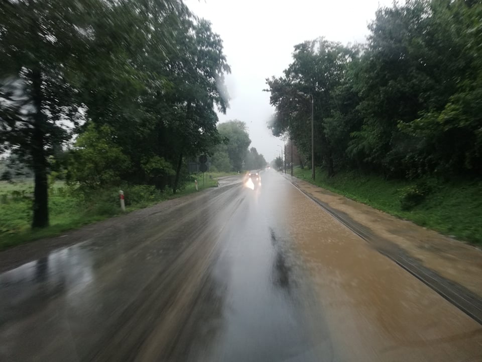 Trudne warunki do jazdy na drogach. Woda na krajowej 19, dwie blokady rolników (zdjęcia, wideo)