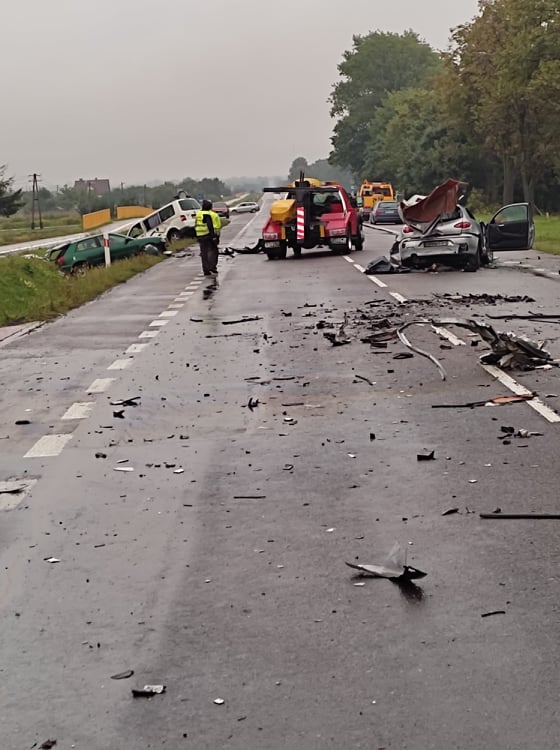 Tragiczny finał wypadku na trasie Piaski – Chełm. Jedna osoba nie żyje, droga jest nadal zablokowana (zdjęcia)