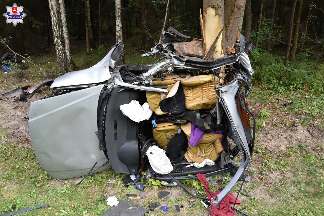 Wyprzedzał ciąg pojazdów, po chwili audi owinęło się na drzewie. 20-latek zginął na miejscu (zdjęcia)