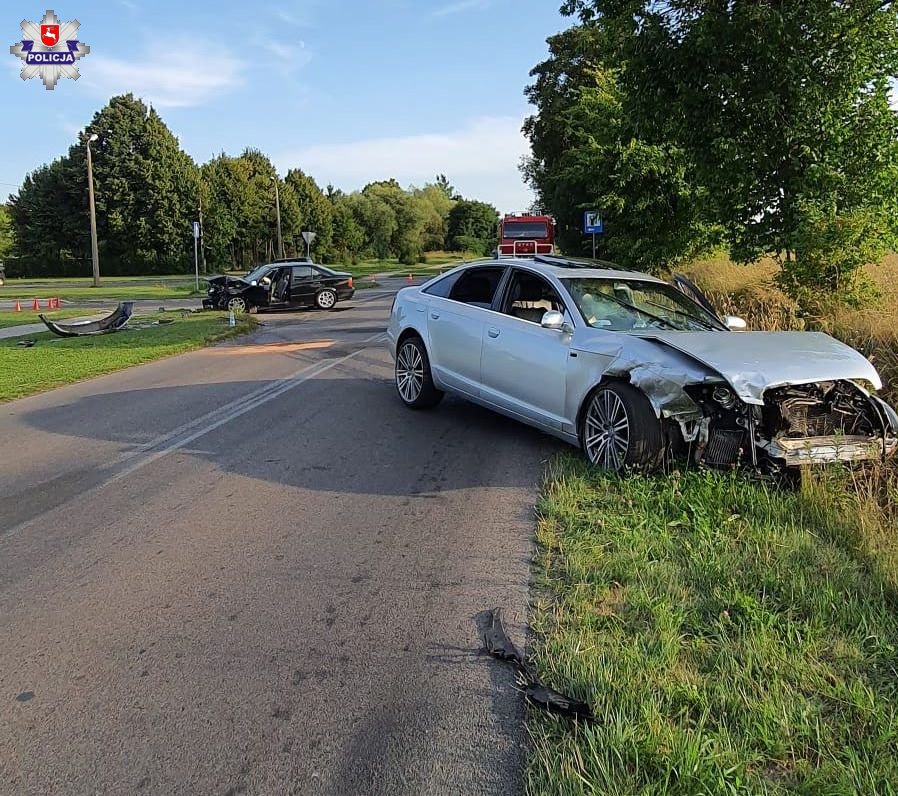 Czołowe zderzenie audi z BMW. Jedna osoba z obrażeniami ciała w szpitalu (zdjęcia)