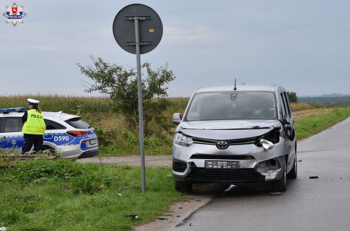 Nie ustąpił pierwszeństwa, doszło do wypadku. Nieprzytomnego mężczyznę zabrał śmigłowiec LPR (zdjęcia)