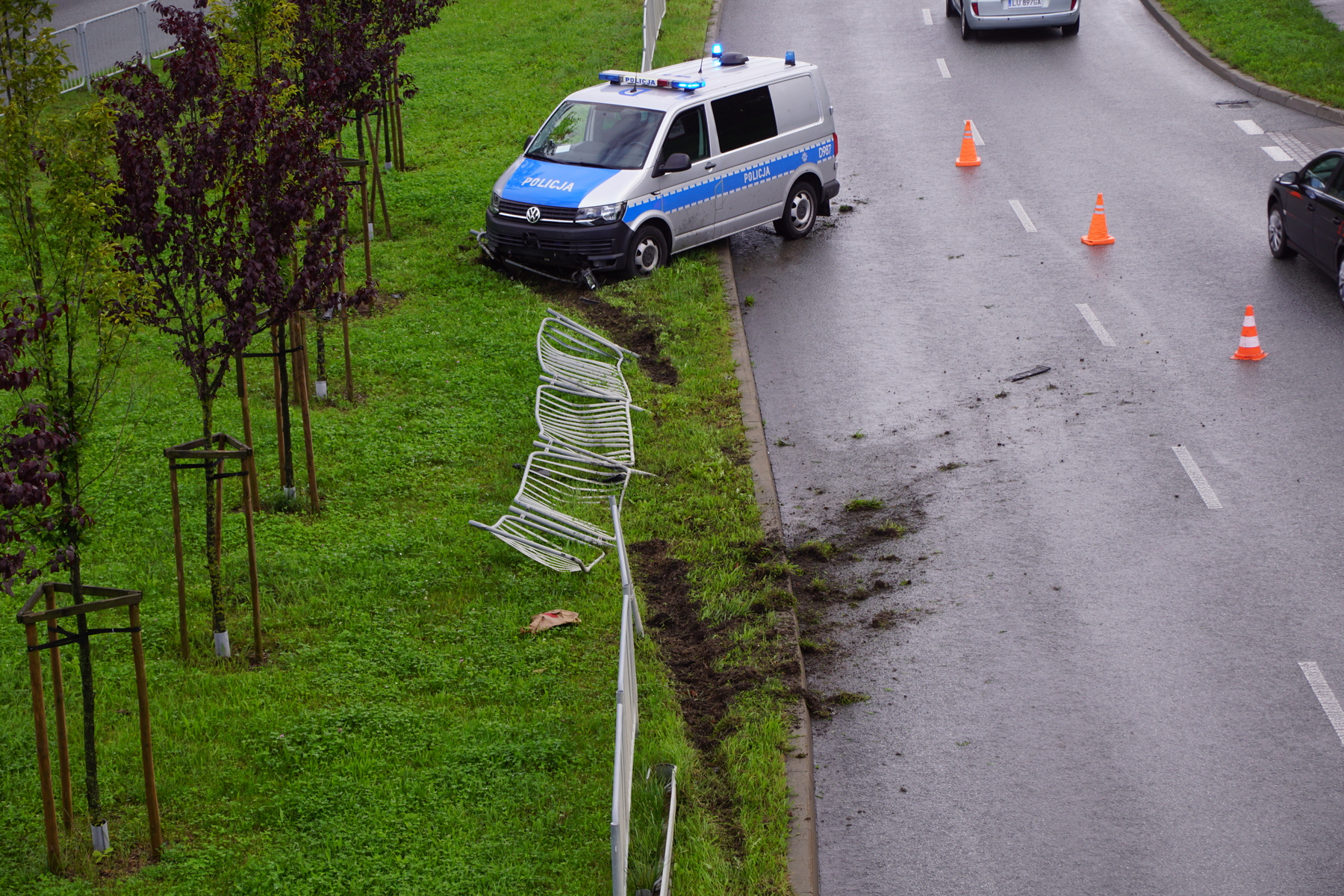 Radiowóz uderzył w bariery na ul. Filaretów. Wszystkiemu winna ma być plama oleju (zdjęcia)