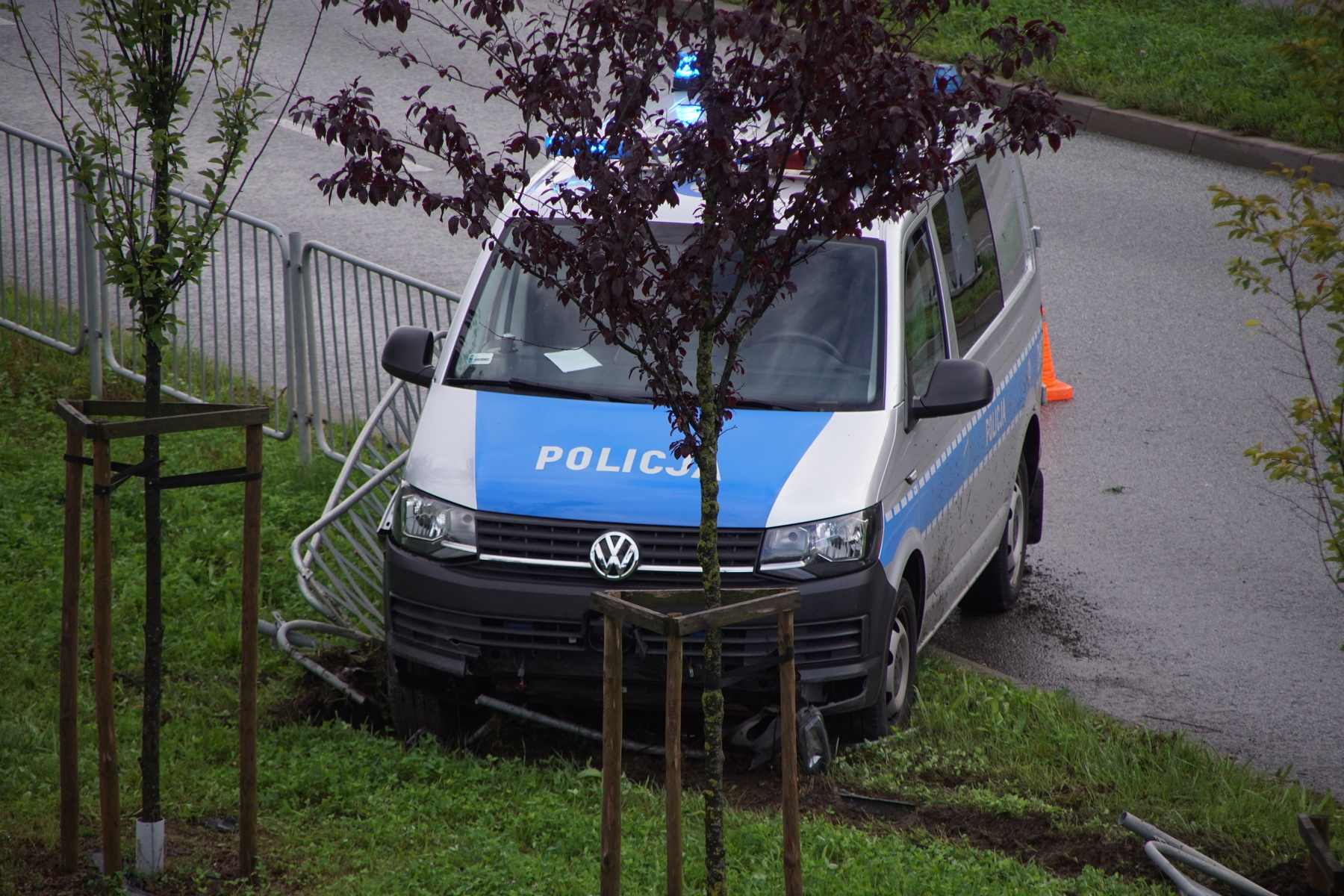 Radiowóz uderzył w bariery na ul. Filaretów. Wszystkiemu winna ma być plama oleju (zdjęcia)