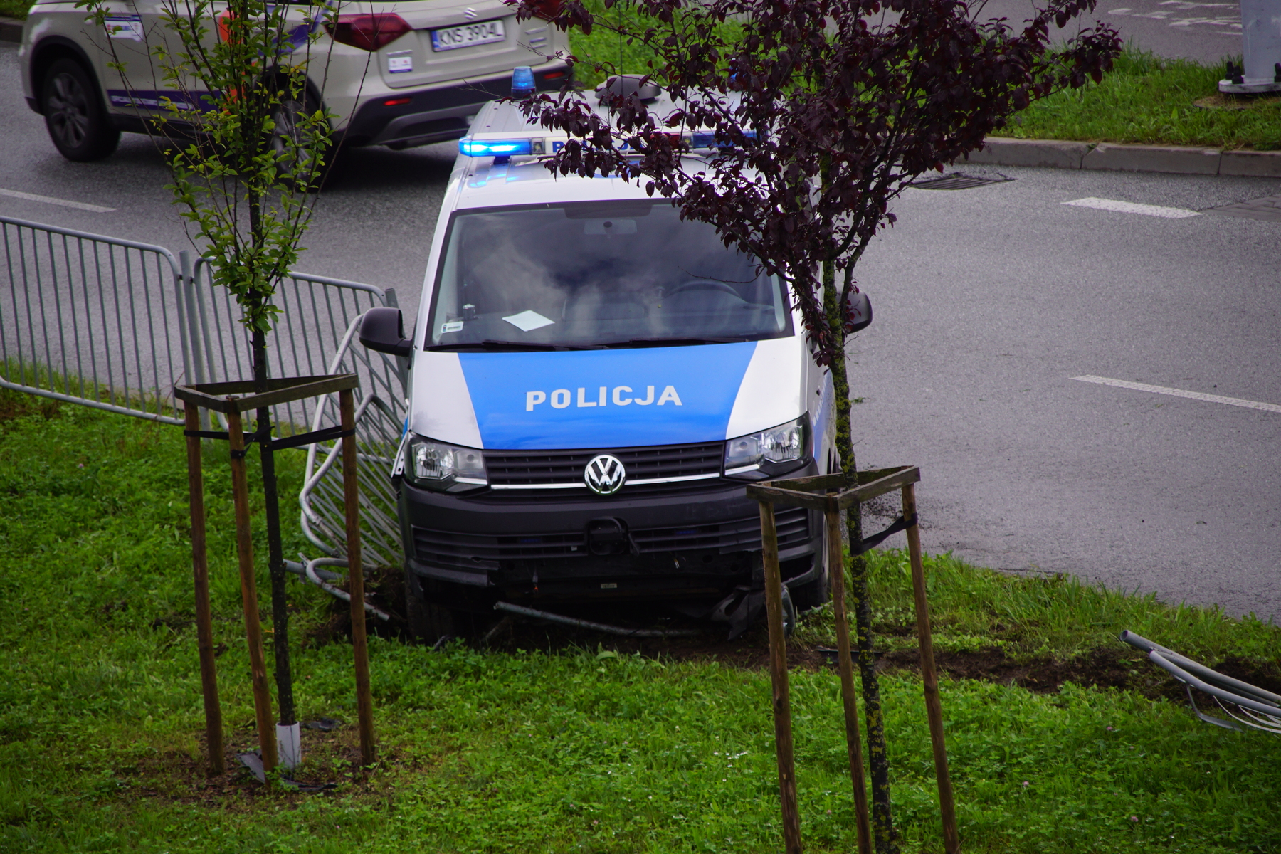 Radiowóz uderzył w bariery na ul. Filaretów. Wszystkiemu winna ma być plama oleju (zdjęcia)