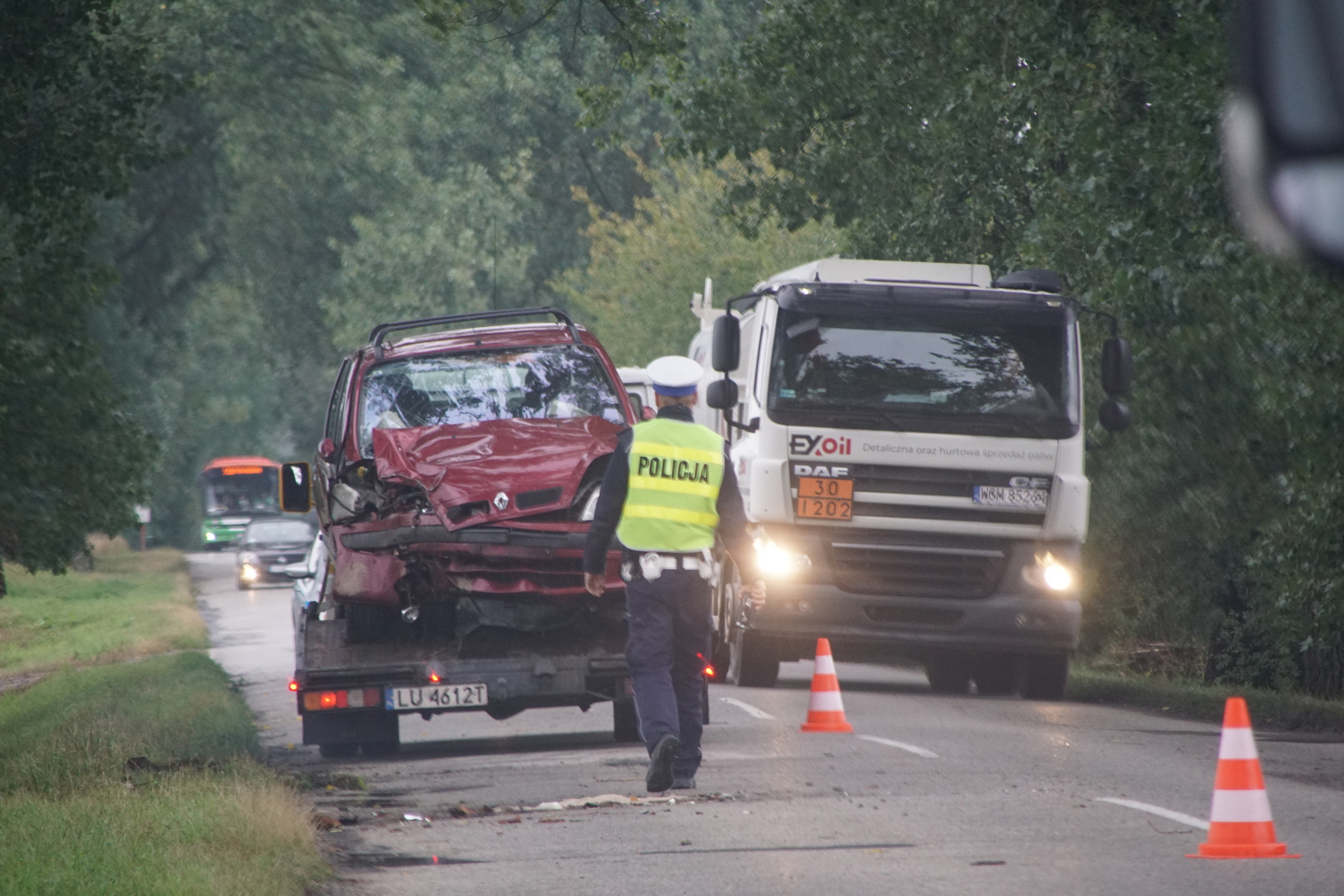 Wypadł z drogi i uderzył w drzewo. Groźnie wyglądające zdarzenie drogowe w Lublinie (zdjęcia)